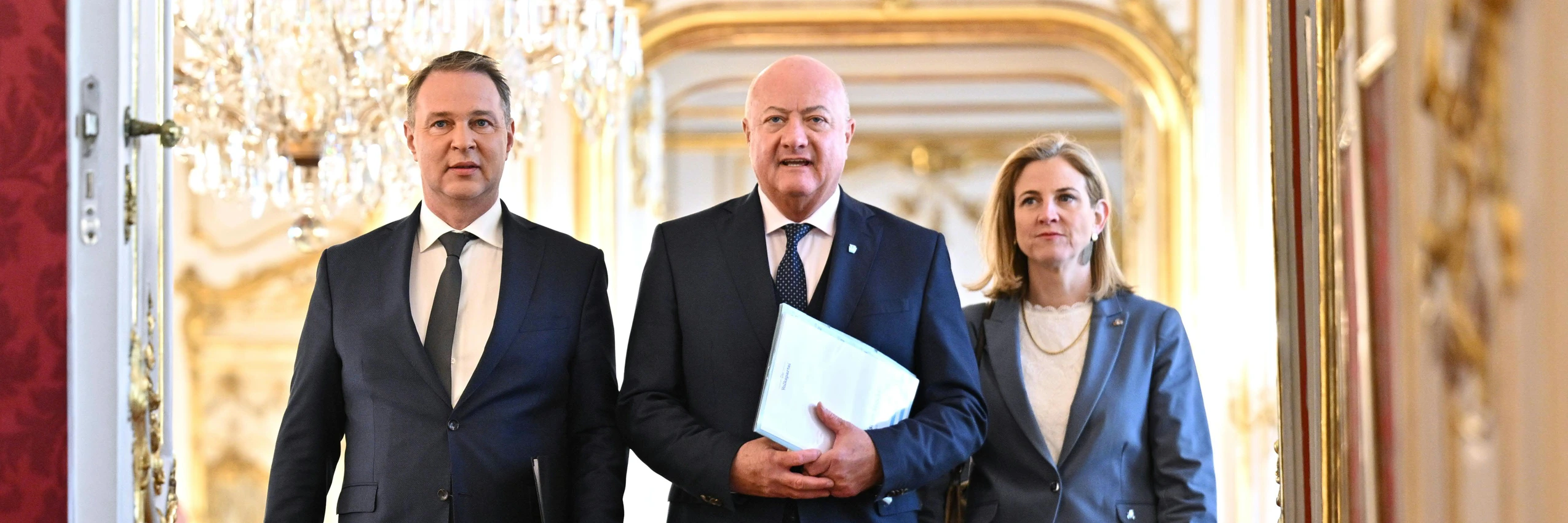 Die Parteiobleute der drei designierten Regierungsparteien. v.l.n.r.: Andreas Babler, SPÖ; Christian Stocker, ÖVP; Beate Meinl-Reisinger, NEOS. © Max Slovencik / APA Images