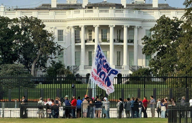Ein Anhänger von Donald Trump schwenkt am 6. November 2024 eine riesige Flagge vor dem Weißen Haus in Washington, DC, USA. @ DANIEL SLIM / AFP / picturedesk.com