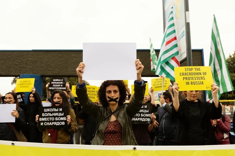 Aktivist*innen von Amnesty International Italien protestieren  vor der Russischen Föderation in Rom für Meinungsäußerungsfreiheit @ Eliana D'Elia / INESSE Handmade Photography