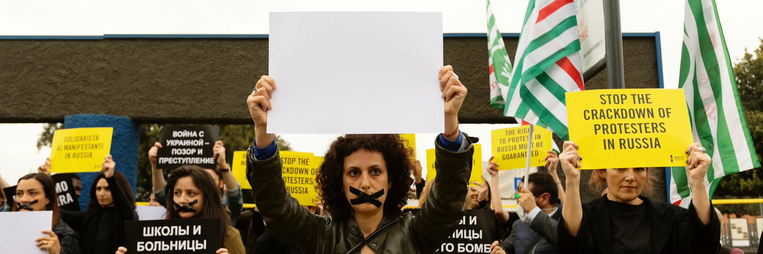 Aktivist*innen von Amnesty International Italien protestieren vor der Russischen Föderation in Rom für Meinungsäußerungsfreiheit © Eliana D'Elia / INESSE Handmade Photography