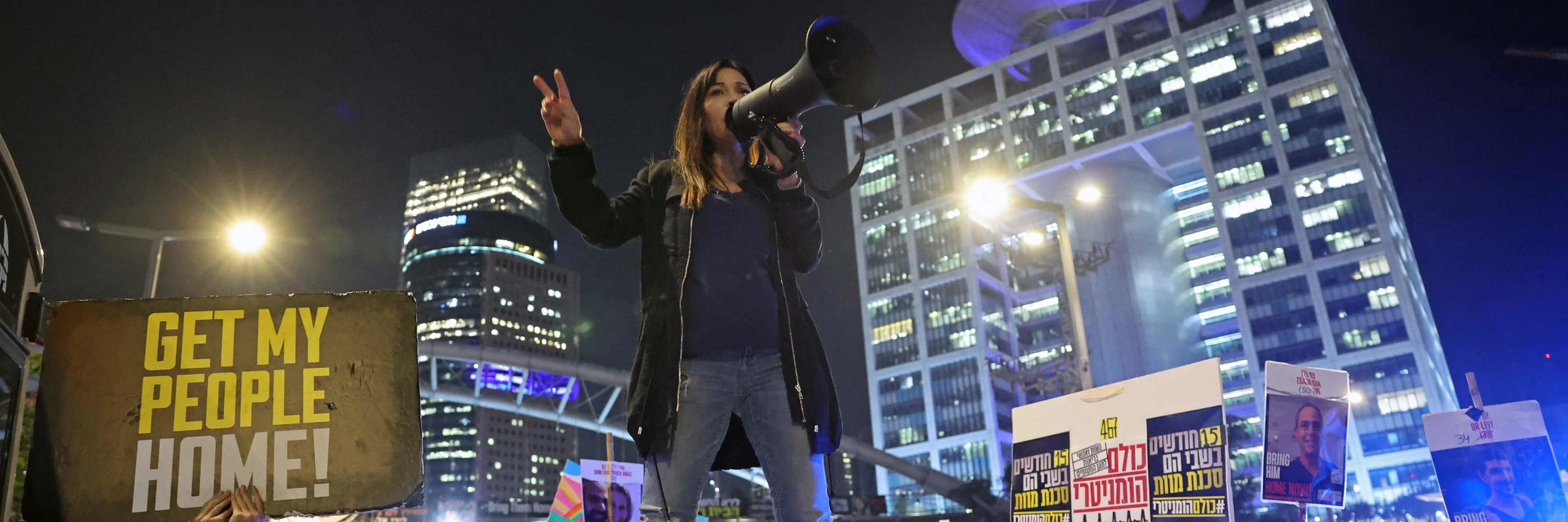 Demonstrant*innen nehmen am 15. Jänner 2025 vor dem israelischen Verteidigungsministerium in Tel Aviv an einer Demonstration für die Freilassung israelischer Geiseln teil. © Jack Guez / AFP / picturedesk.com