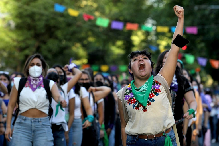 Frauen nehmen an einer Demonstration zum Feministischen Kampftag in Guadalajara, Mexiko, am 8. März 2022 teil. @ APA-Images / AFP / Ulises Ruiz