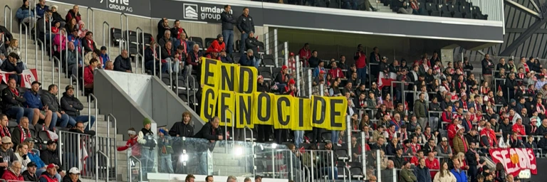 Aktivist*innen von Amnesty International Österreich protestieren beim Länderspiel Österreich-Israel am 24.09.2026 in Linz für Konsequenzen israelischer Verbrechen @ Amnesty International Österreich