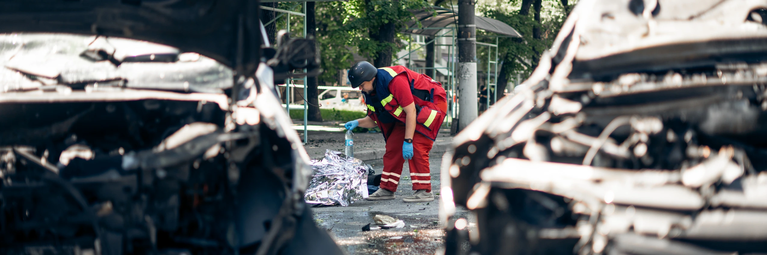 Durch den Raketeneinschlag in der Shevchenko-Allee in der ukrainischen Stadt Sumy wurden dutzende Menschen verletzt und sechs Menschen getötet (3. Juni 2025). © Yehor Kryvoruchko, Kordon Media