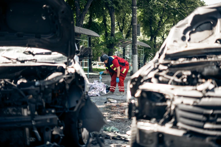 Durch den Raketeneinschlag in der Shevchenko-Allee in der ukrainischen Stadt Sumy wurden dutzende Menschen verletzt und sechs Menschen getötet (3. Juni 2025). @ Yehor Kryvoruchko, Kordon Media