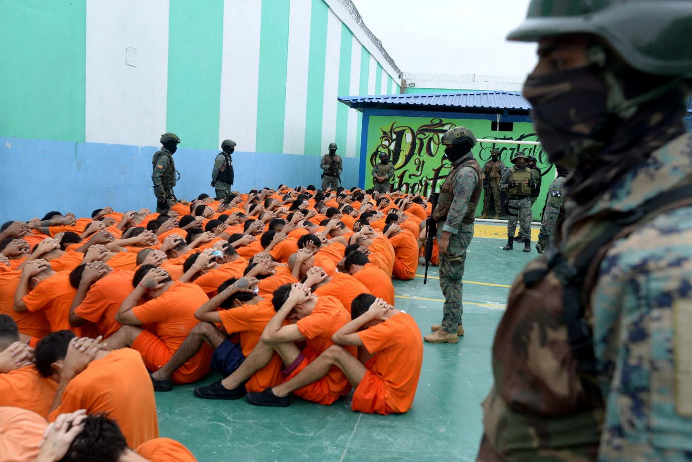 Ecuador: Soldaten und Insassen der Haftanstalt Manabi N4 im Juni 2024 © Gerardo Menoscal/AFP via Getty Images