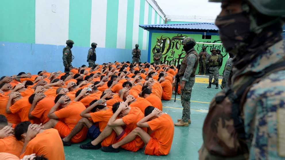 Ecuador:  Soldaten und Insassen der Haftanstalt Manabi N4 im Juni 2024 © Gerardo Menoscal/AFP via Getty Images