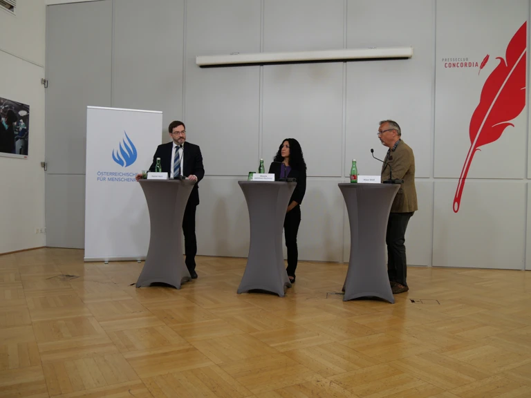 Florian Horn (Österreichische Liga für Menschenrechte), Shoura Hashemi (Geschäftsführerin Amnesty International Österreich) und Klaus Widl (Präsident Österreichischer Behindertenrat) (v.l.n.r.) bei der Pressekonferenz zum Auftakt des neuen Zyklus des UPR-Prozesses @ ÖBR/Kerstin Huber 