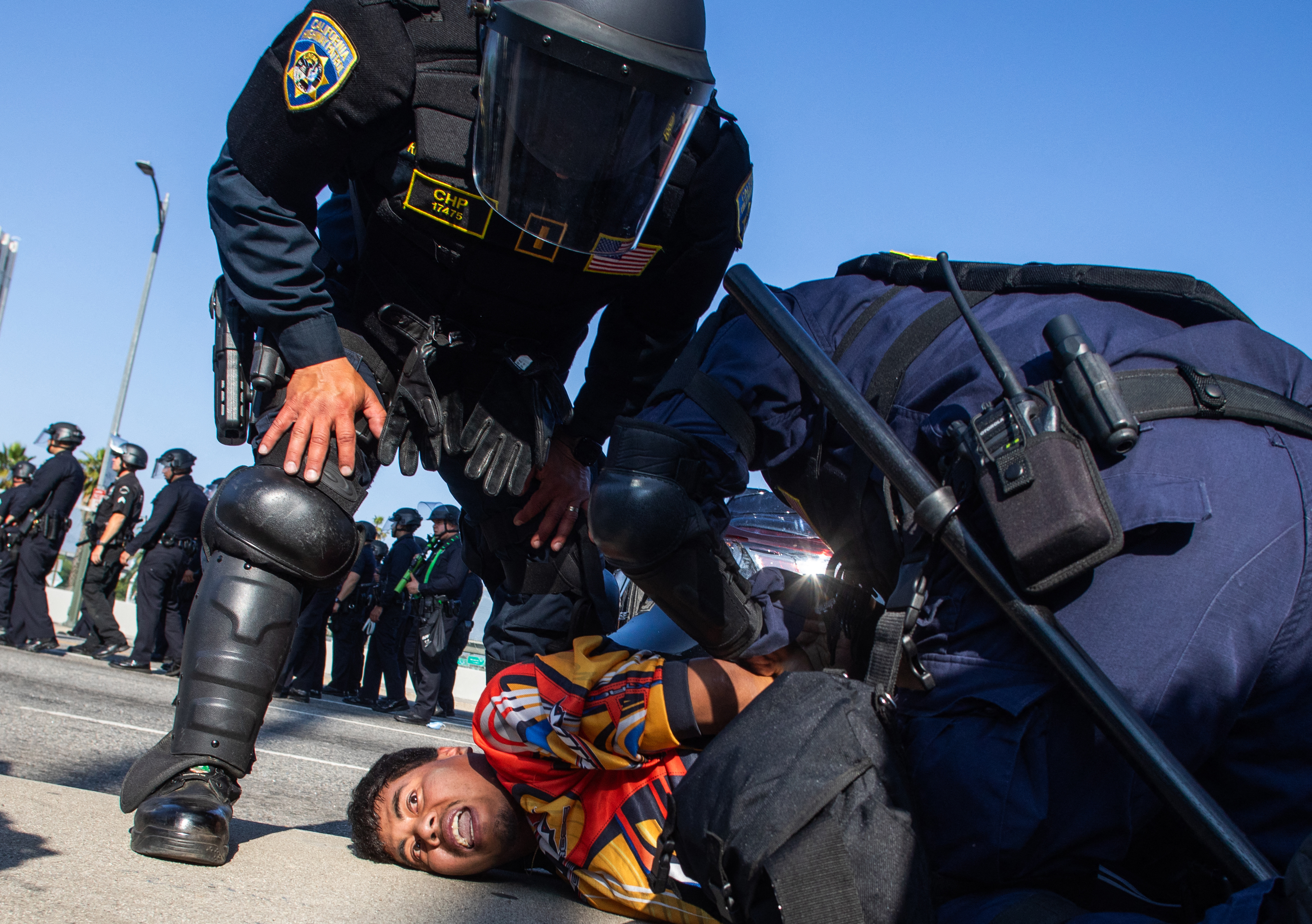 US-Beamt*innen nehmen einen Demonstranten bei Protesten gegen Einwanderungsrazzien der Einwanderungsbehörden fest, Los Angeles, 10. Juni 2025. © APU GOMES/AFP via Getty Images