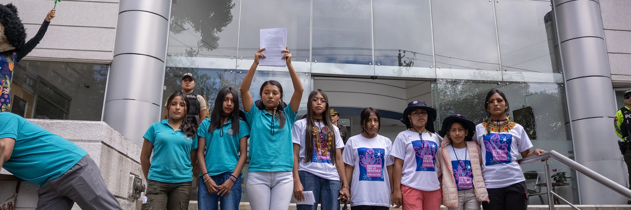 Die „Guerreras por la Amazonía", UDAPT und das Kollektiv „Eliminen los Mecheros" protestieren vor dem Verfassungsgericht für die Abschaffung von Ölfackeln im Amazonas, Quito, 13. August 2025. © Amnesty International