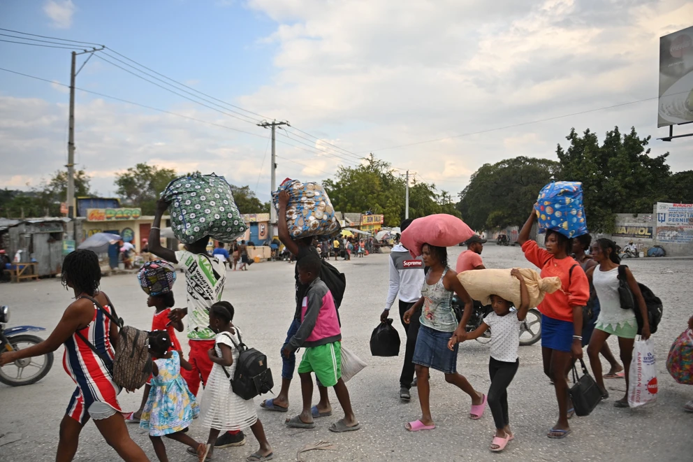 Menschen fliehen vor Bandengewalt im Stadtteil Petion-ville von Port-au-Prince am 30. Jänner 2024. © Richard Pierrin / AFP