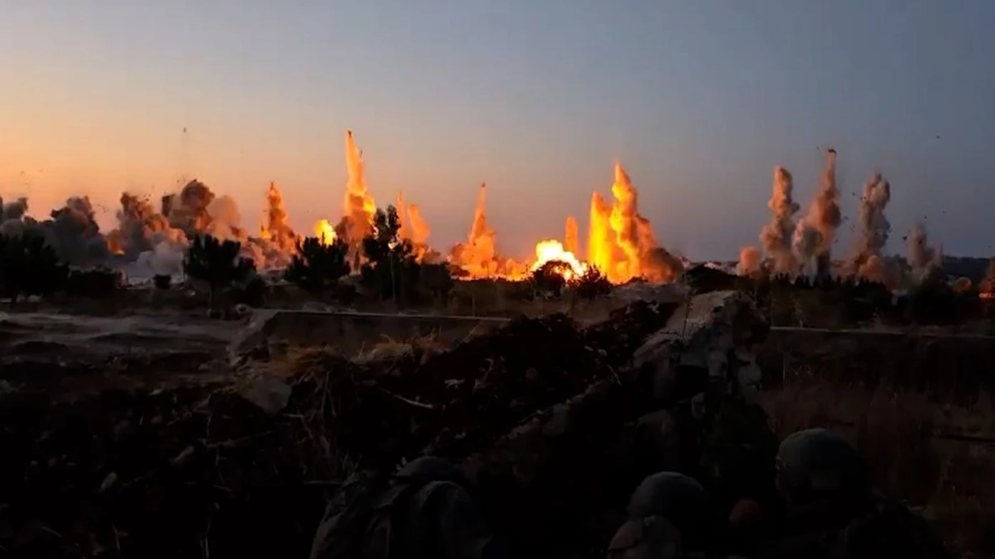 Standbild aus einem Video in den Sozialen Medien: Israelische Soldat*innen beobachten die Zerstörung weiter Teile von Dhayra im südlichen Libanon durch manuell gelegte Sprengsätze © privat