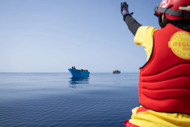 Ein Boot voller Geflüchteter verlässt Libyen im August 2025 @ 2025 Anadolu