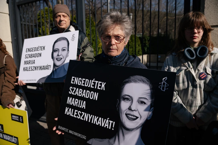 Menschen demonstrieren für die Freilassung von Maryia Kalesnikava vor der belarusischen Botschaft in Budapest.  @ Szabolcs Nagy