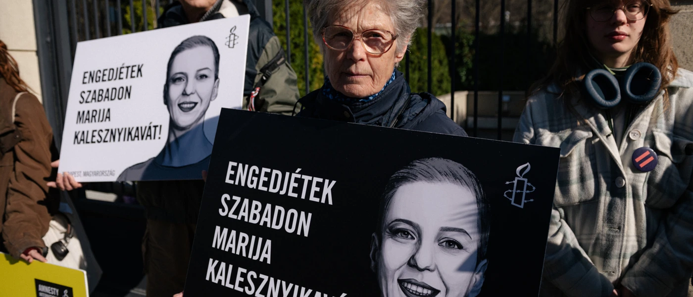 Menschen demonstrieren für die Freilassung von Maria Kalesnikava vor der belarusischen Botschaft in Budapest. © Szabolcs Nagy