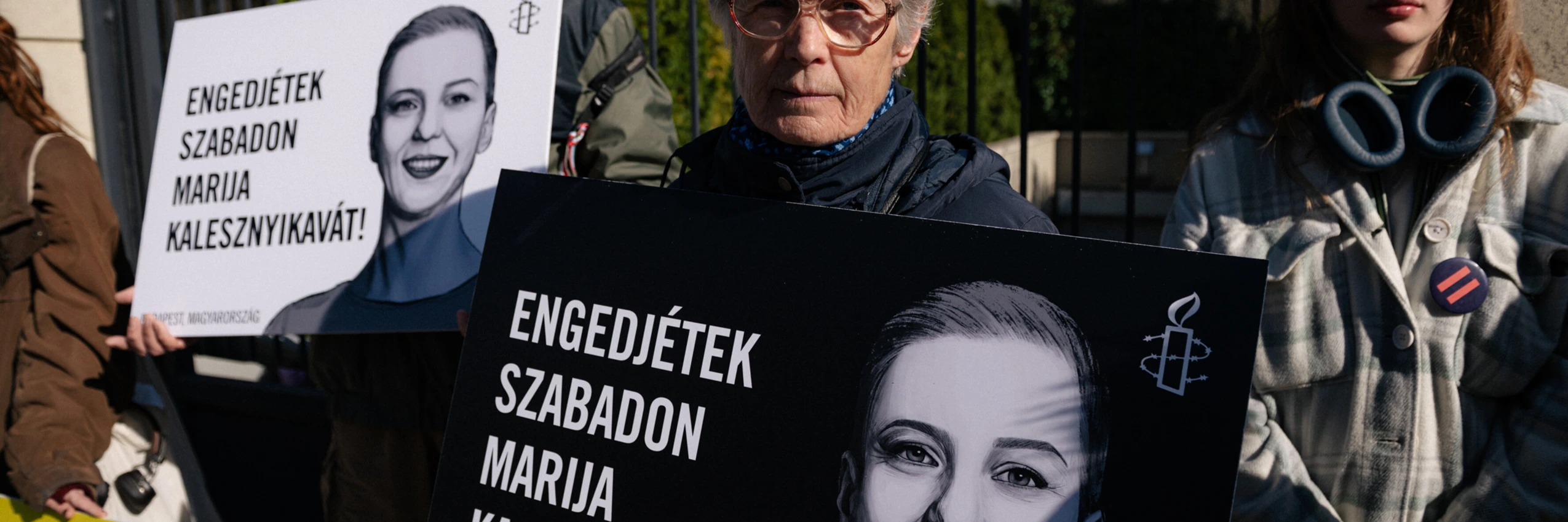 Menschen demonstrieren für die Freilassung von Maria Kalesnikava vor der belarusischen Botschaft in Budapest. © Szabolcs Nagy