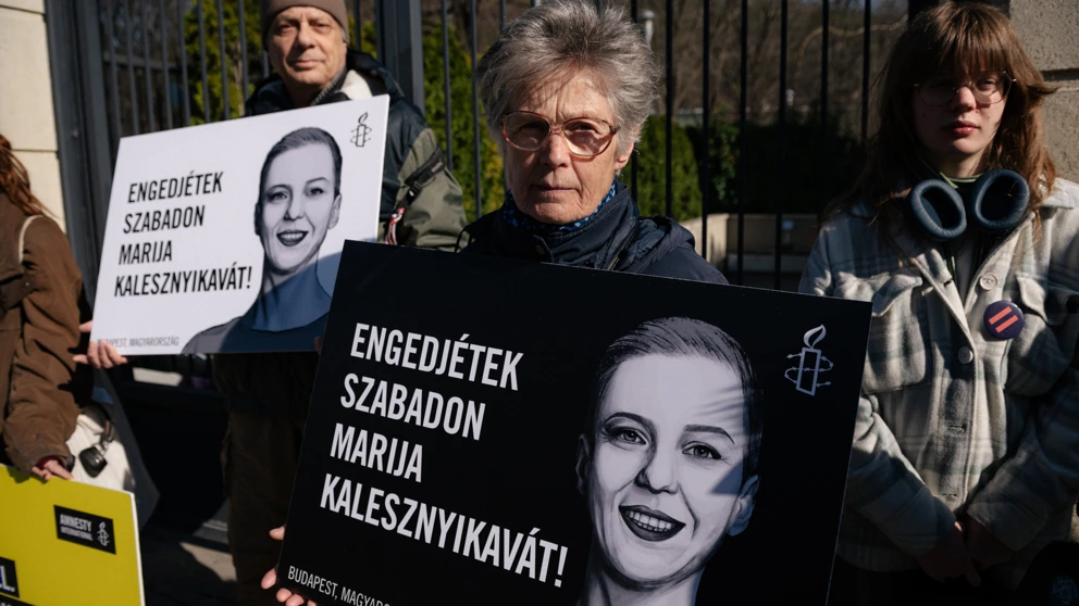 Menschen demonstrieren für die Freilassung von Maryia Kalesnikava vor der belarusischen Botschaft in Budapest. © Szabolcs Nagy