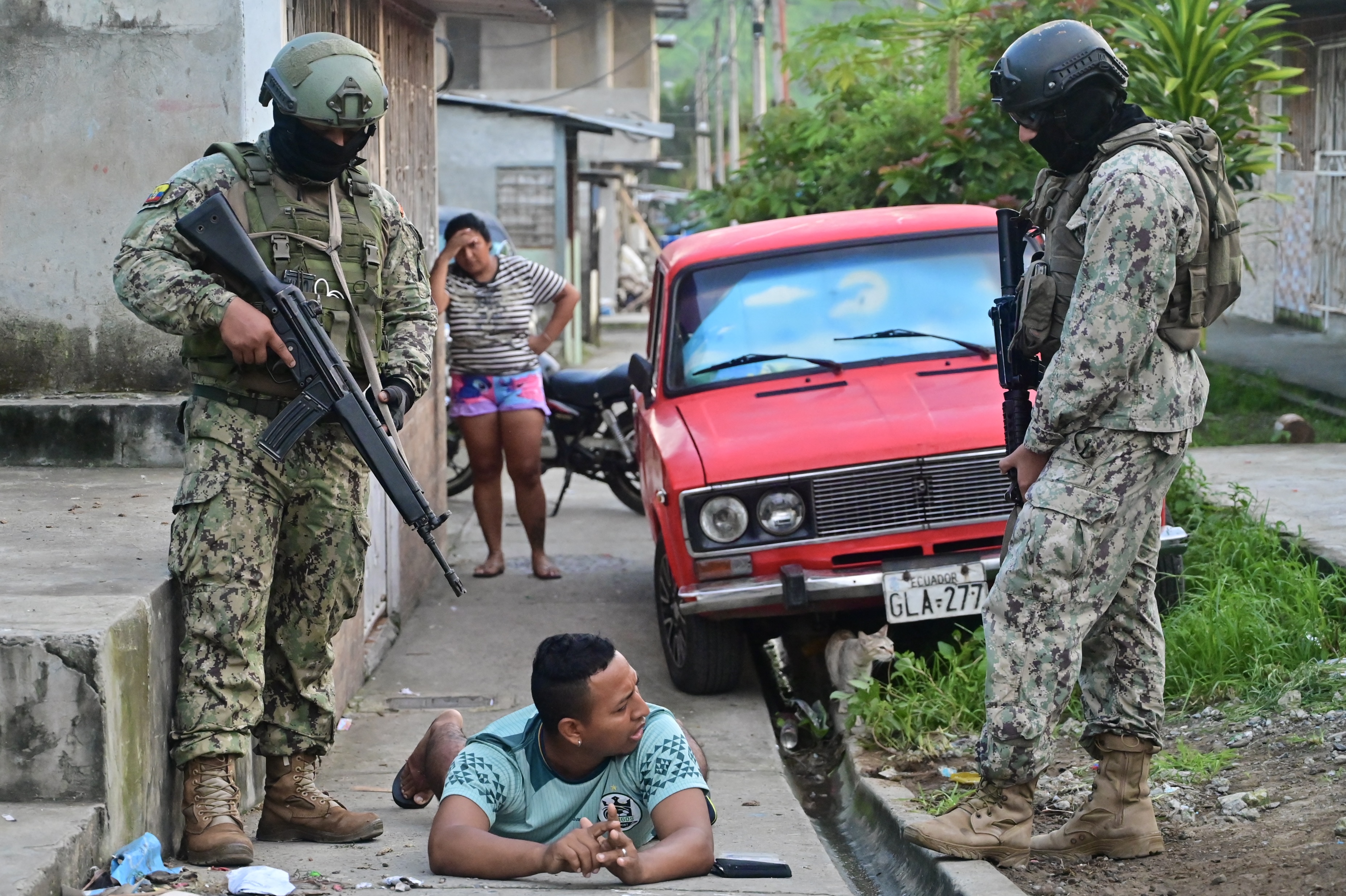 Soldaten nehmen einen Mann bei einer Operation in Guayaquil fest, 7. März 2025 – einen Tag nach Zusammenstößen rivalisierender Banden mit mindestens 22 Todesopfern. © MARCOS PIN/AFP via Getty Images