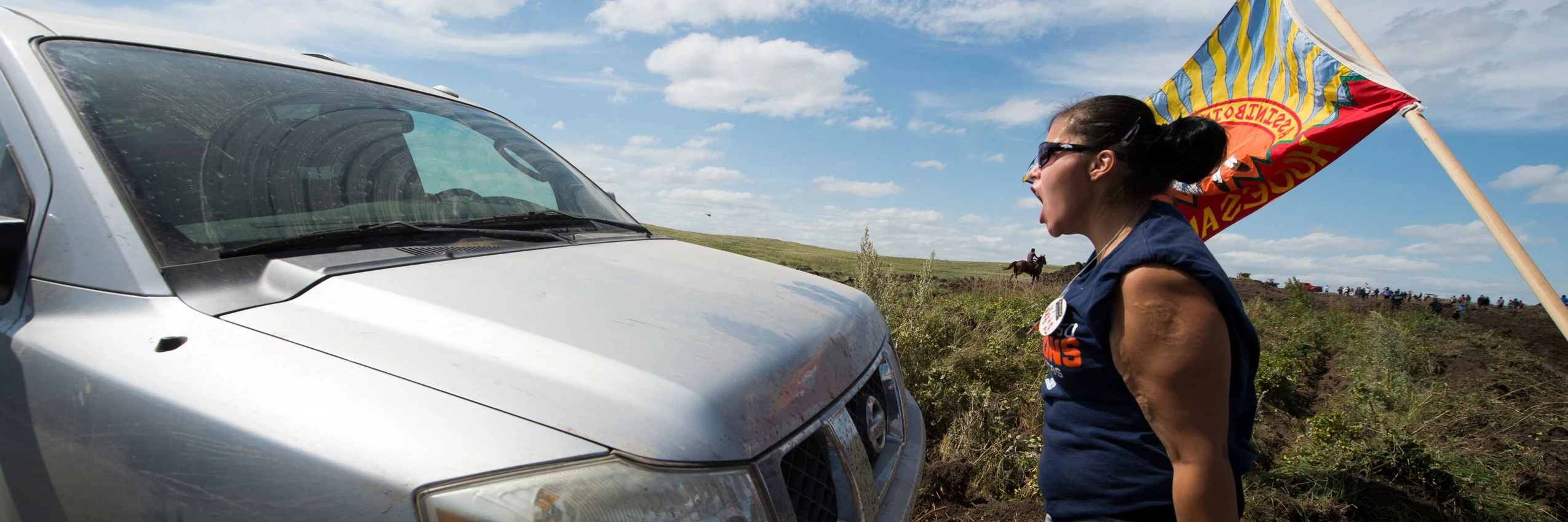 2016, bei Cannon Ball, North Dakota, USA: Ein indigener Protestierender bei Bauarbeiten der Dakota Access Pipeline. © AFP via Getty Images
