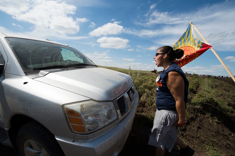 2016, bei Cannon Ball, North Dakota, USA: Ein indigener Protestierender bei Bauarbeiten der Dakota Access Pipeline. @ AFP via Getty Images