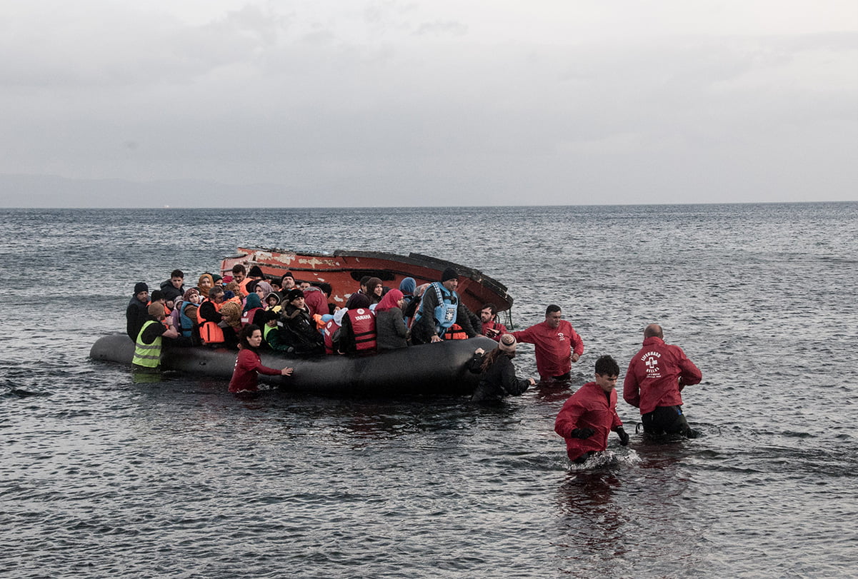 Keine sichere Fluchtroute stellt der Weg über das Mittelmeer dar: das Bild aus dem Jahr 2016 zeigt Geflüchtete, die mit Booten aus der Türkei auf Lesbos, Griechenland, ankommen. Die Geflüchteten wurden von Freiwilligen an der Nordküste der Insel empfangen und zum Registrierungslager Moria begleitet. Von dort aus reisten die meisten über Athen in andere EU-Länder, um dort Asyl zu beantragen. © Amnesty International