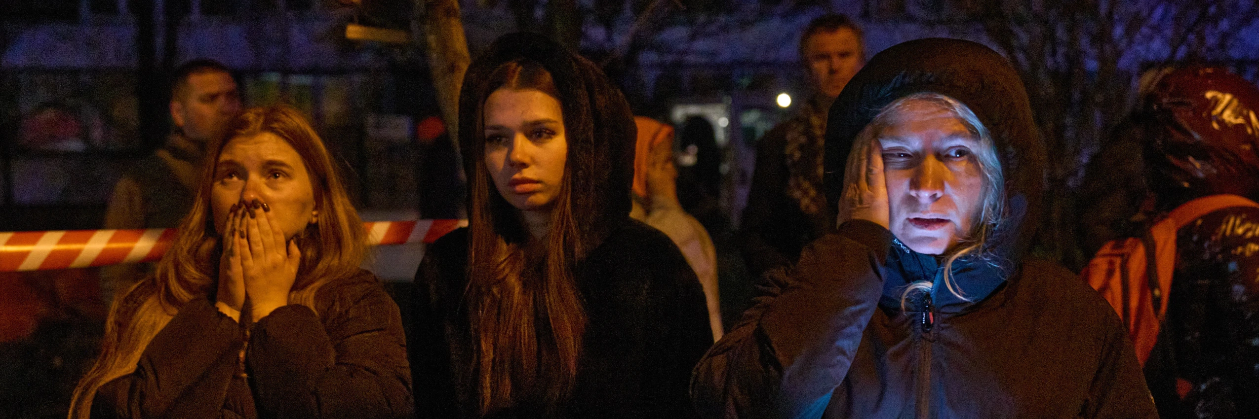 Kiew, Ukraine: Anwohner*innen beobachten, wie ihre Häuser brennen, nachdem eine russische Drohne am 25. November 2025 ein mehrstöckiges Wohngebäude getroffen hat. © APA-Images / AP / Efrem Lukatsky