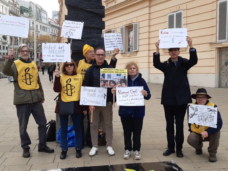 Protect The Protest Platz Der MR