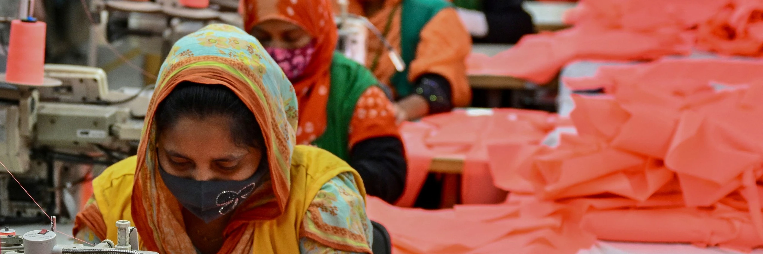 Textilarbeiter*innen in einer Fabrik in Dhamrai / Dhaka (29. Dezember 2024). © AFP or licensors