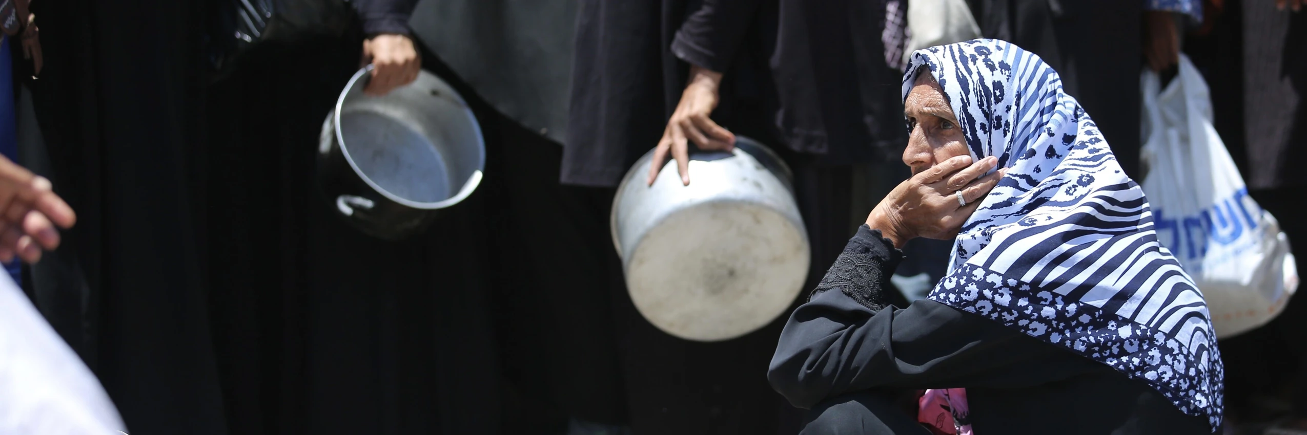 Nahrungsmittelkrise in Gaza: Palästinenser*innen warten in langen Schlangen auf Lebensmittel © Anadolu / Getty Images