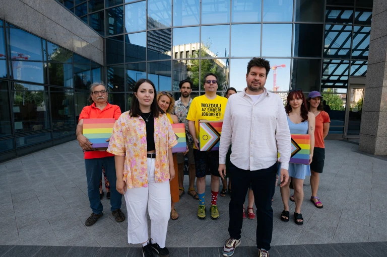 Amnesty-Delegation Ungarn mit Direktor Dávid Vig (rechts vorne): Solidarität mit der LGBTQIA+ Community @ Amnesty International Ungarn