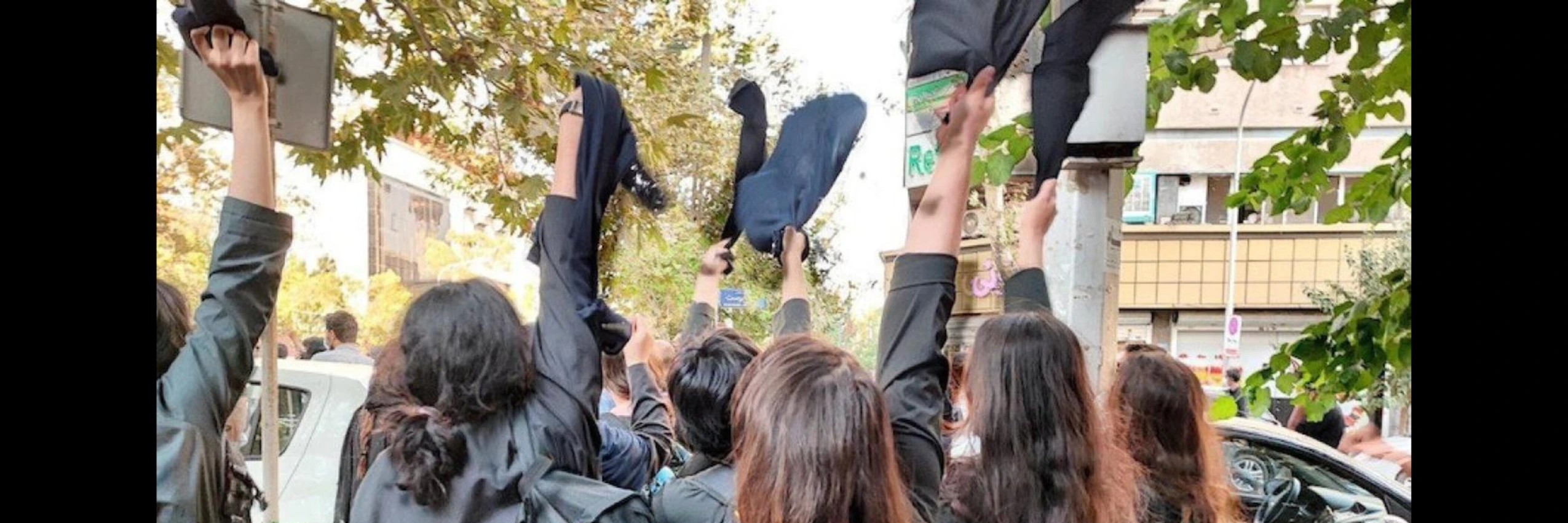 Iranische Studentinnen protestieren gegen die Verschleierungspflicht © Private