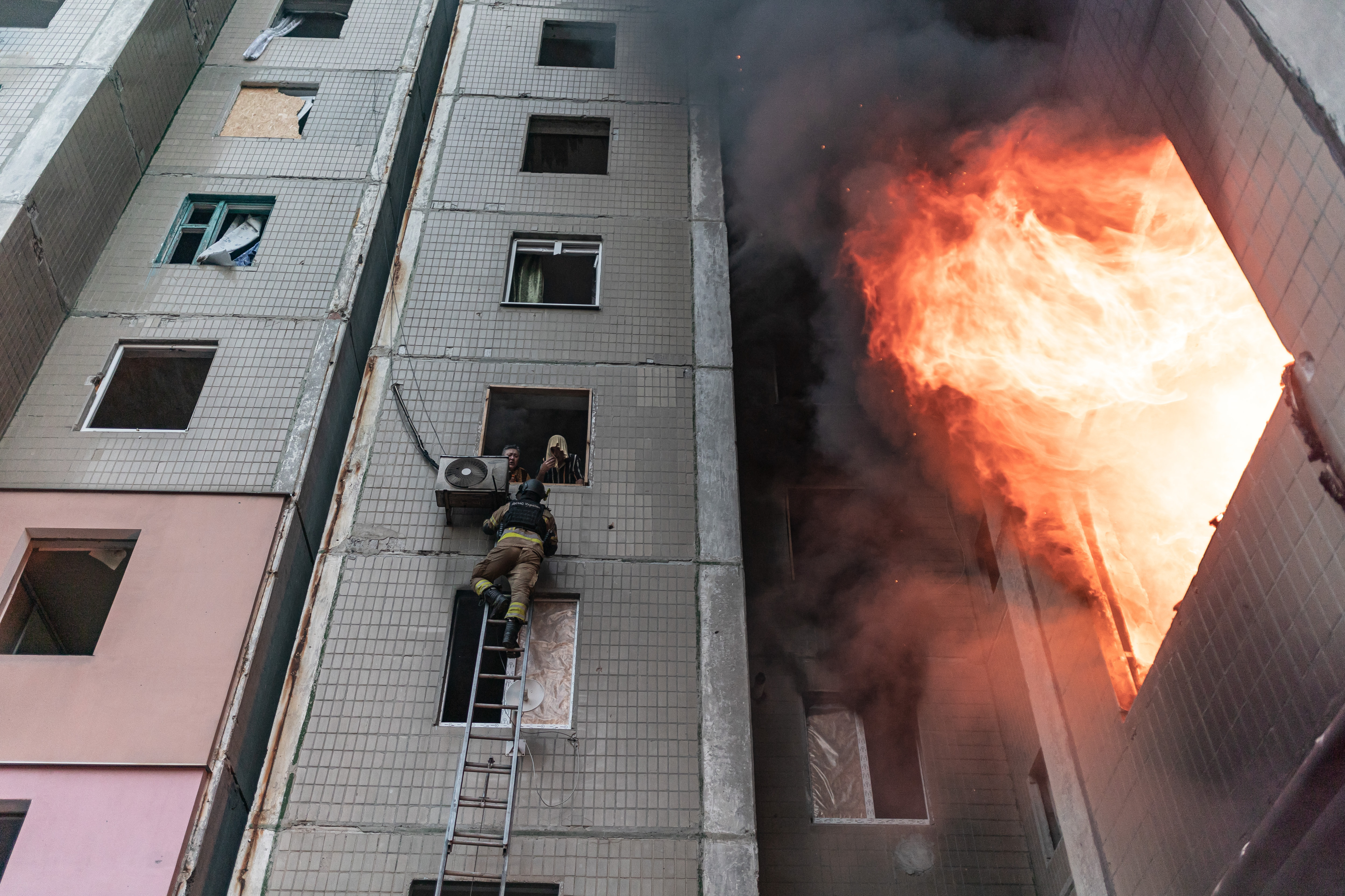 Ukrainische Feuerwehrleute retten Bewohner*innen in einem von russischem Beschuss getroffenen Wohngebäude in Kostiantynivka, 22. August 2025. © Diego Herrera Carcedo/Anadolu via Getty Images