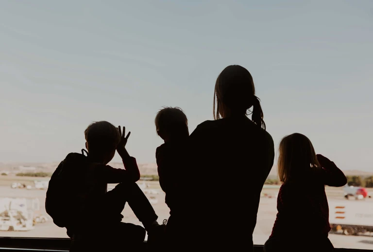 Familie mit Kindern (Symbolfoto) @ Adobestock