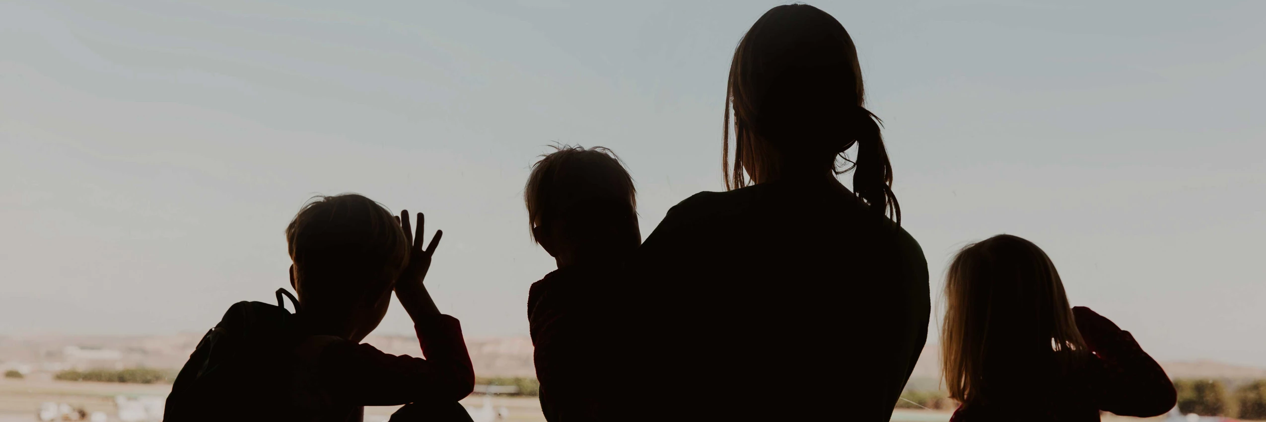 Familie mit Kindern (Symbolfoto) © Adobestock