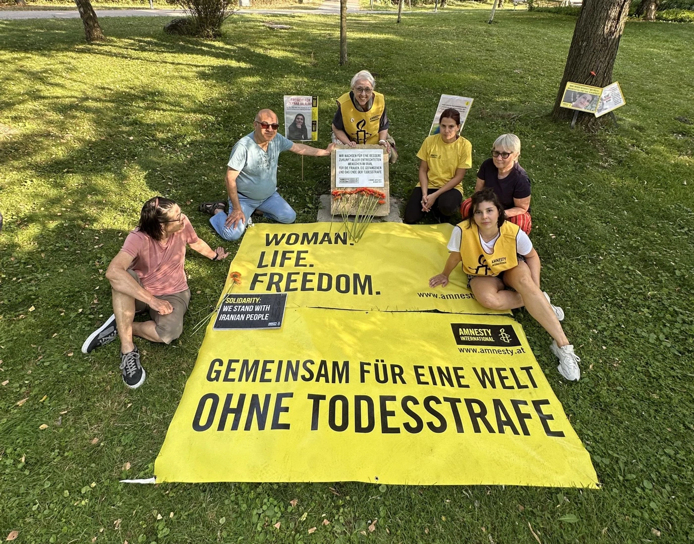 Aktivist*innen des Netzwerks Frauenrechte versammelten sich im Donaupark, um ein sichtbares Zeichen gegen die Todesstrafe im Iran zu setzen. © Netzwerk Frauenrechte