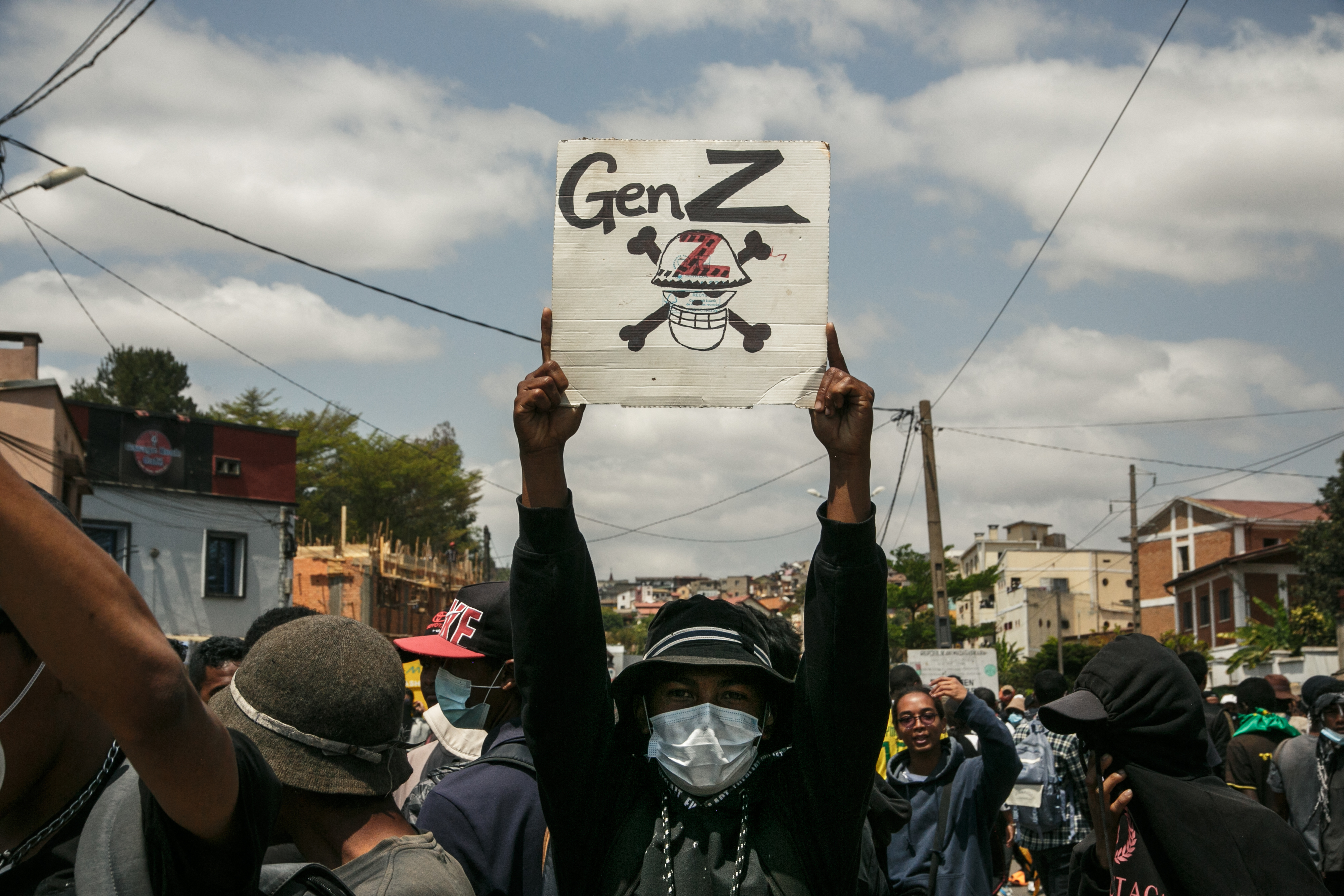 Demonstrant*in mit Protestschild bei einer Kundgebung gegen Wasser- und Stromausfälle in Antananarivo, Madagaskar, 27. September 2025. © RIJA SOLO/AFP via Getty Images