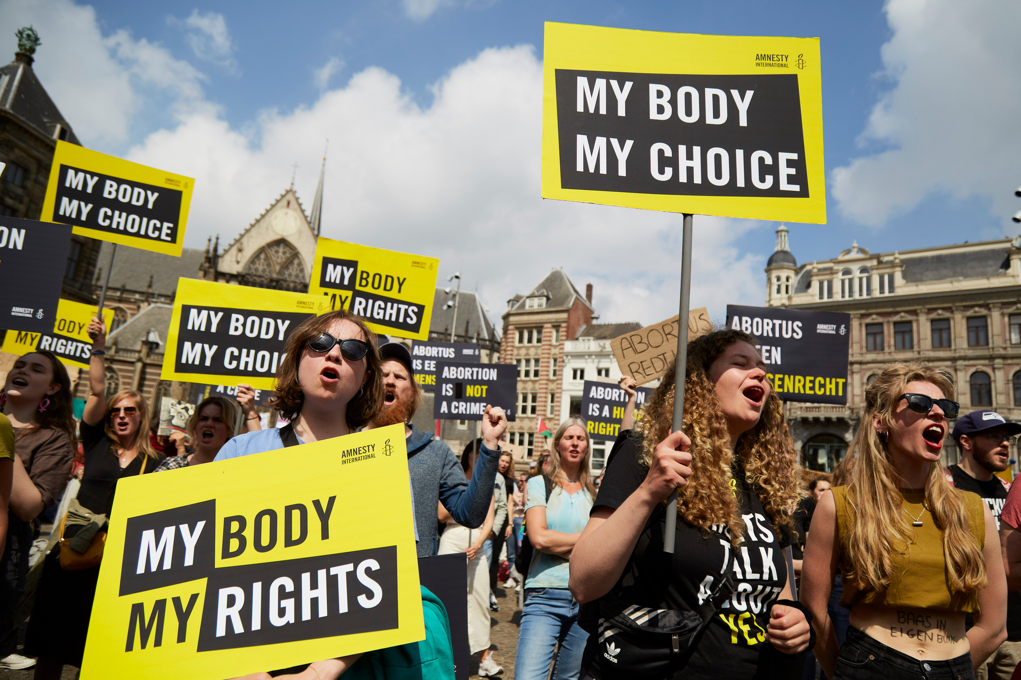 Menschenrechtsaktivist*innen fordern die vollständige Entkriminalisierung von Schwangerschaftsabbrüchen bei einer Kundgebung in Amsterdam. © Pierre Crom / Getty Images