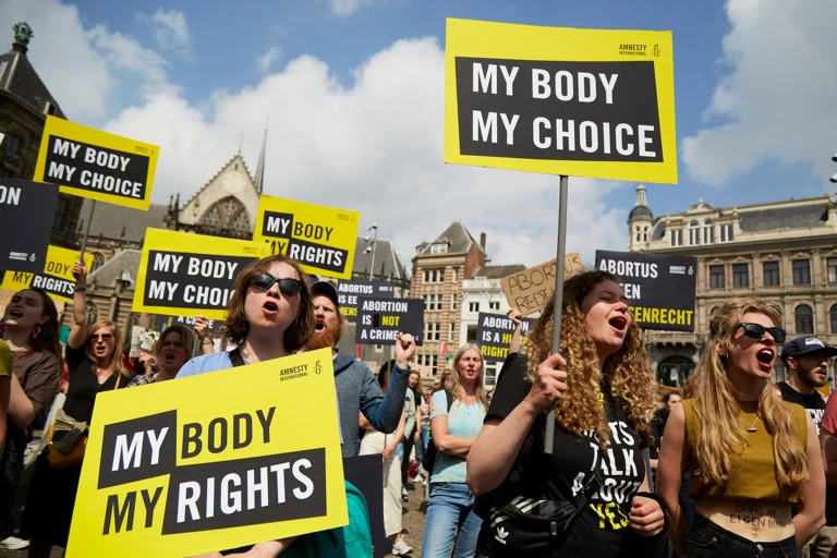 Menschenrechtsaktivist*innen fordern die vollständige Entkriminalisierung von Schwangerschaftsabbrüchen bei einer Kundgebung in Amsterdam. @ Pierre Crom / Getty Images