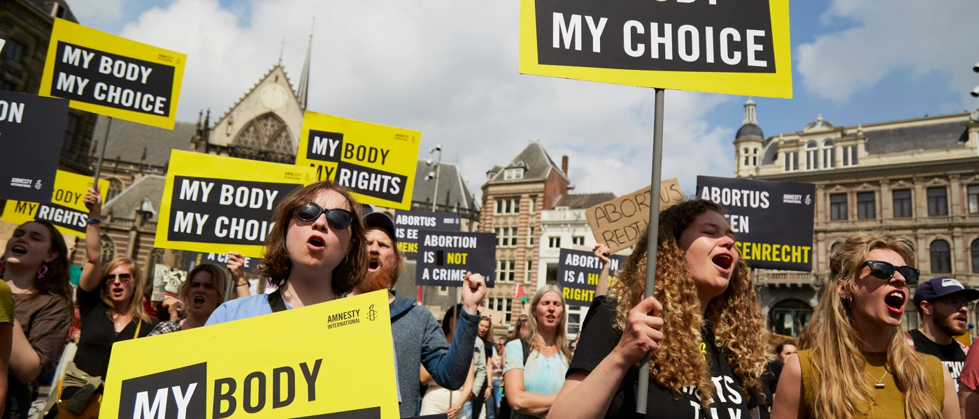 Menschenrechtsaktivist*innen fordern die vollständige Entkriminalisierung von Schwangerschaftsabbrüchen bei einer Kundgebung in Amsterdam. © Pierre Crom / Getty Images