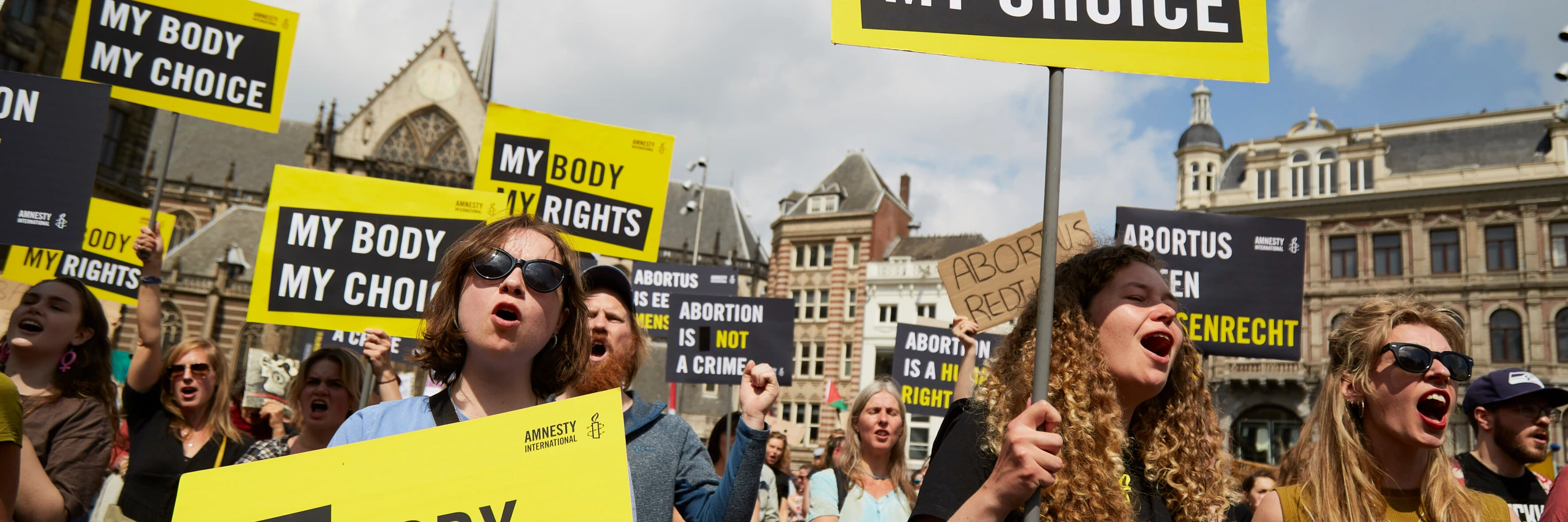 Menschenrechtsaktivist*innen fordern die vollständige Entkriminalisierung von Schwangerschaftsabbrüchen bei einer Kundgebung in Amsterdam. © Pierre Crom / Getty Images