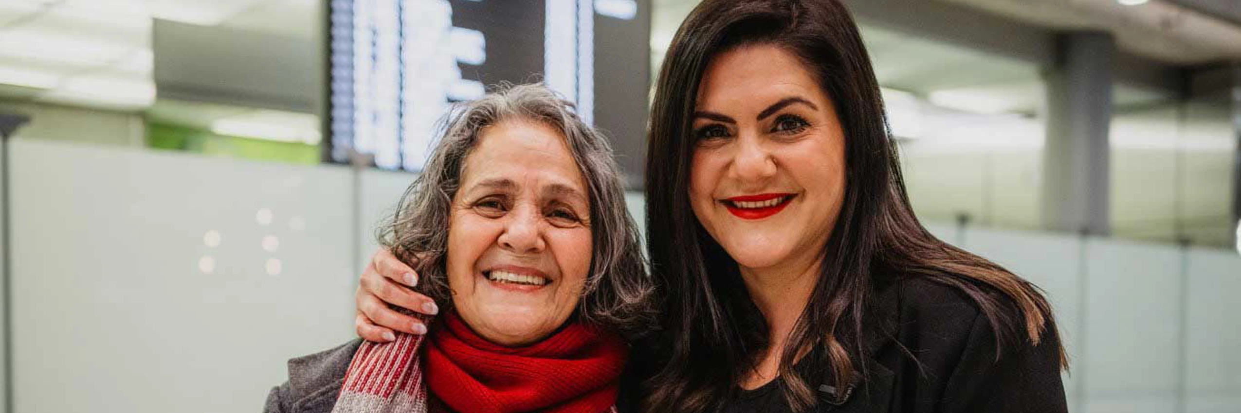 Nahid Taghavi bei ihrer Ankunft am Flughafen mit ihrer Tochter Mariam Claren. © HÁWAR.Help