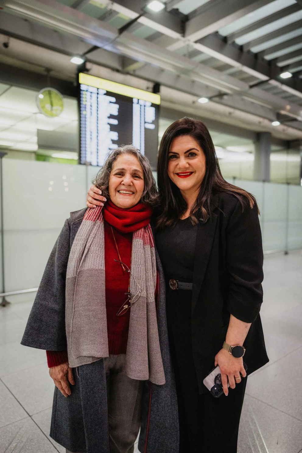 Nahid Taghavi bei ihrer Ankunft am Flughafen mit ihrer Tochter Mariam Claren. © HÁWAR.Help