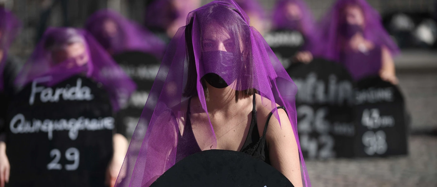 Aktivistinnen des Kollektivs Noustoutes halten Plakate mit den Namen und dem Alter von Opfern von Femiziden. © JULIEN DE ROSA / AFP / picturedesk.com
