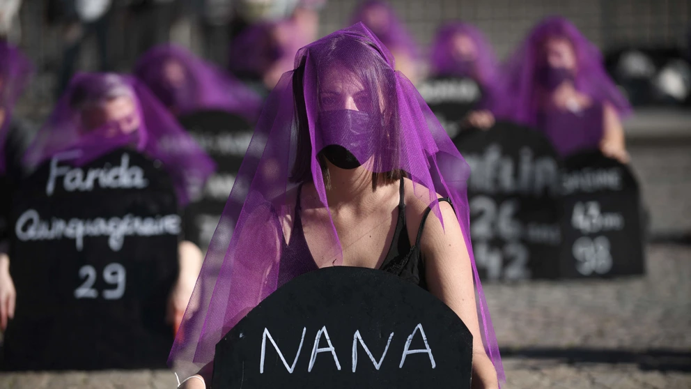 Aktivistinnen des Kollektivs Noustoutes halten Plakate mit den Namen und dem Alter von Opfern von Femiziden. © JULIEN DE ROSA / AFP / picturedesk.com