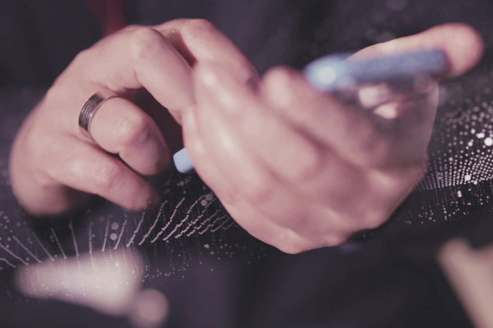 Das Bild veranschaulicht, wie all die Millionen von Informationsfragmenten, die wir online preisgeben, dazu verwendet werden können, ein genaues Bild von uns zu erstellen. © Amnesty International