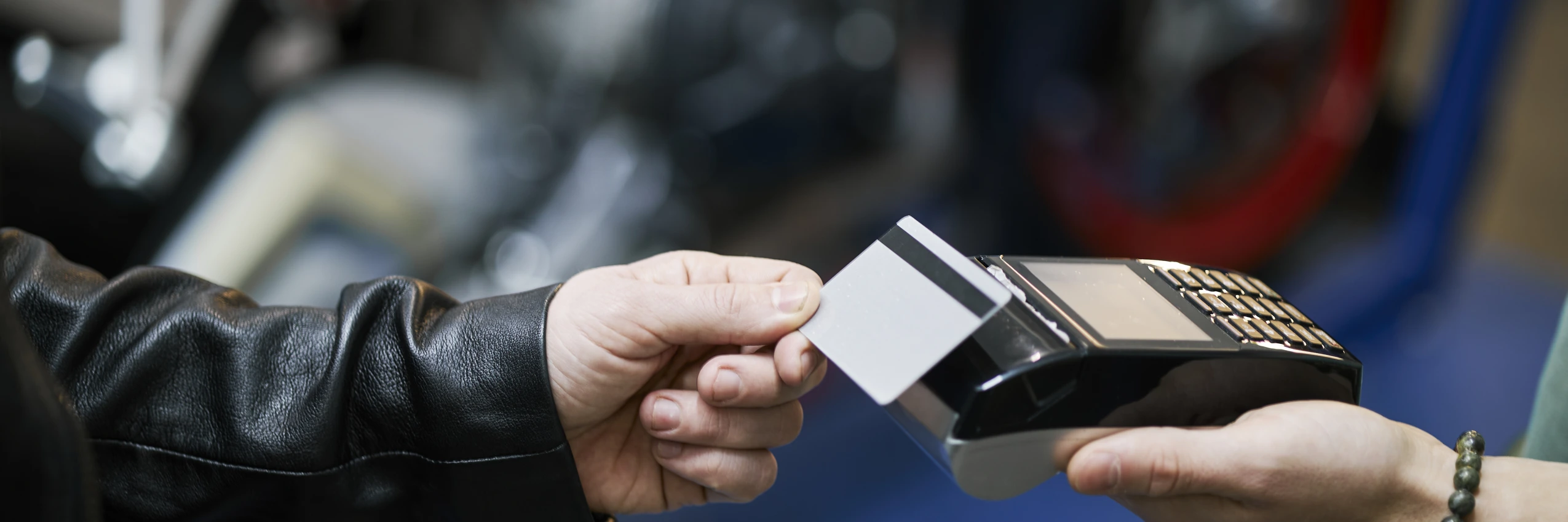 Die Bezahlkarte ist eine Pluxee-Guthabenkarte, die jedoch in ihrer konkreten Ausgestaltung erhebliche Einschränkungen aufweist. © picturedesk.com