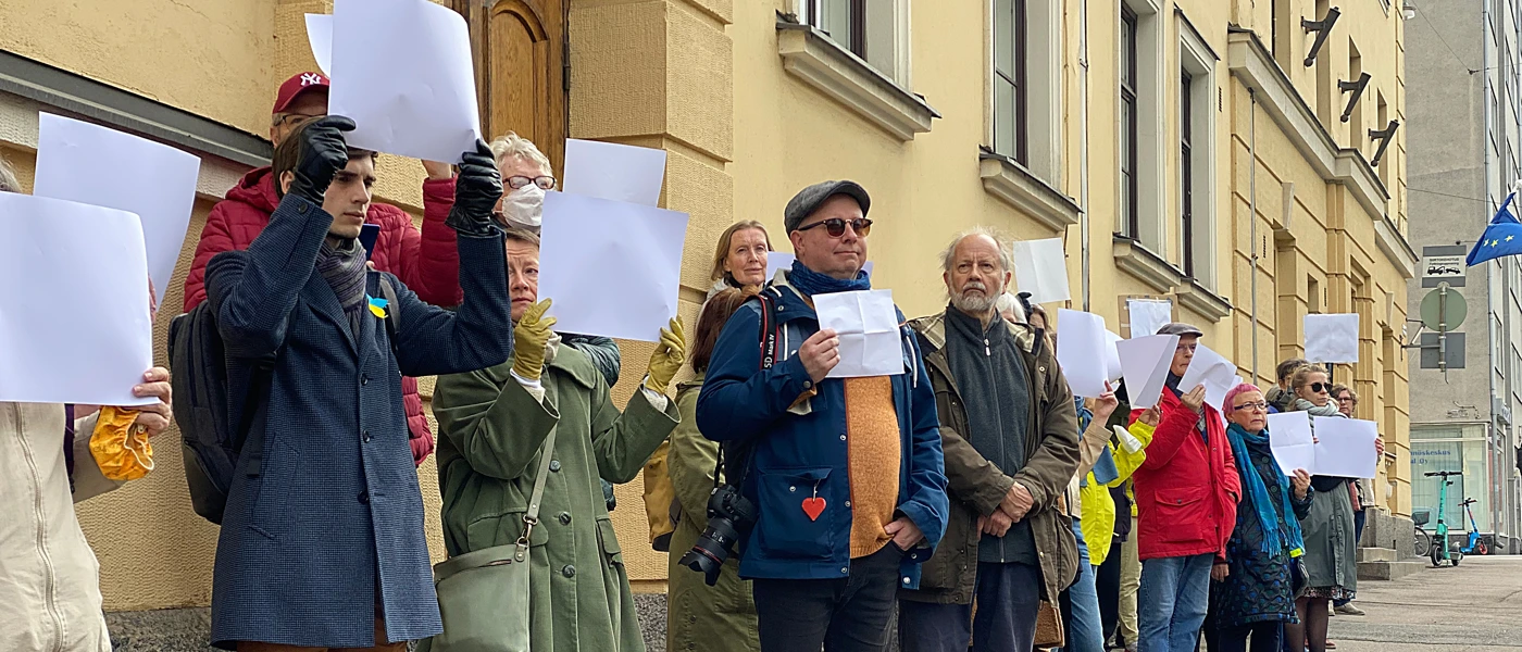 Aktivist*innen von Amnesty International Finnland protestieren vor der russischen Botschaft für Meinungsäußerungsfreiheit. © Amnesty International Finnland / Tomi Asikainen