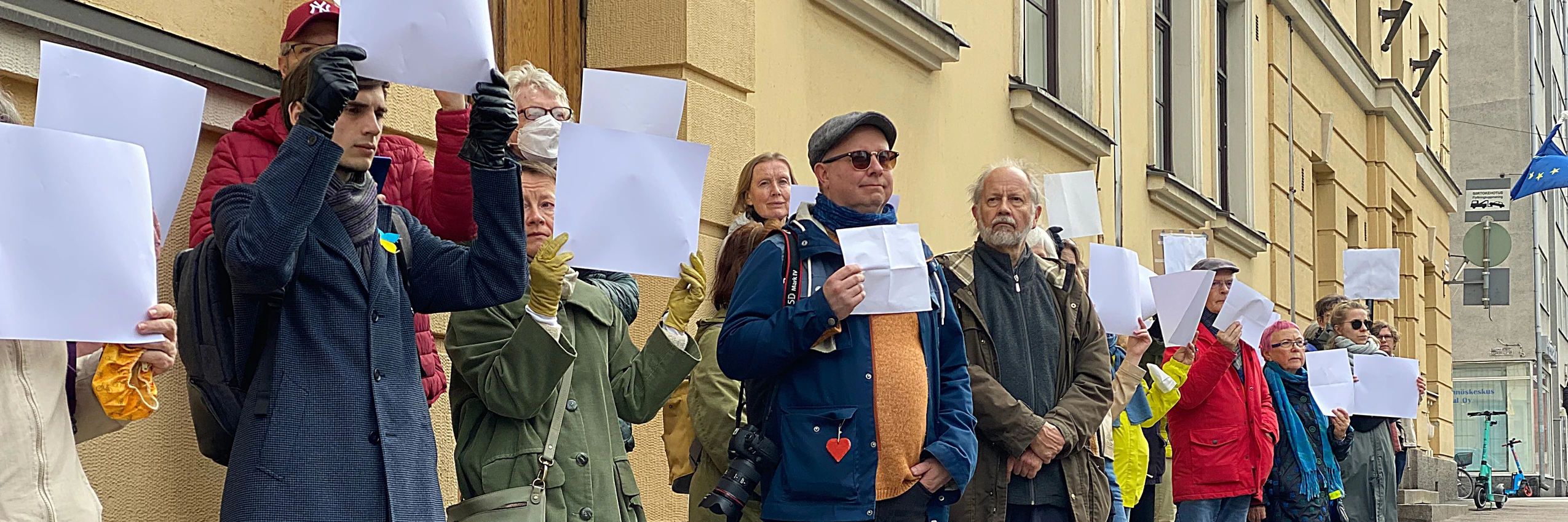 Aktivist*innen von Amnesty International Finnland protestieren vor der russischen Botschaft für Meinungsäußerungsfreiheit. © Amnesty International Finnland / Tomi Asikainen