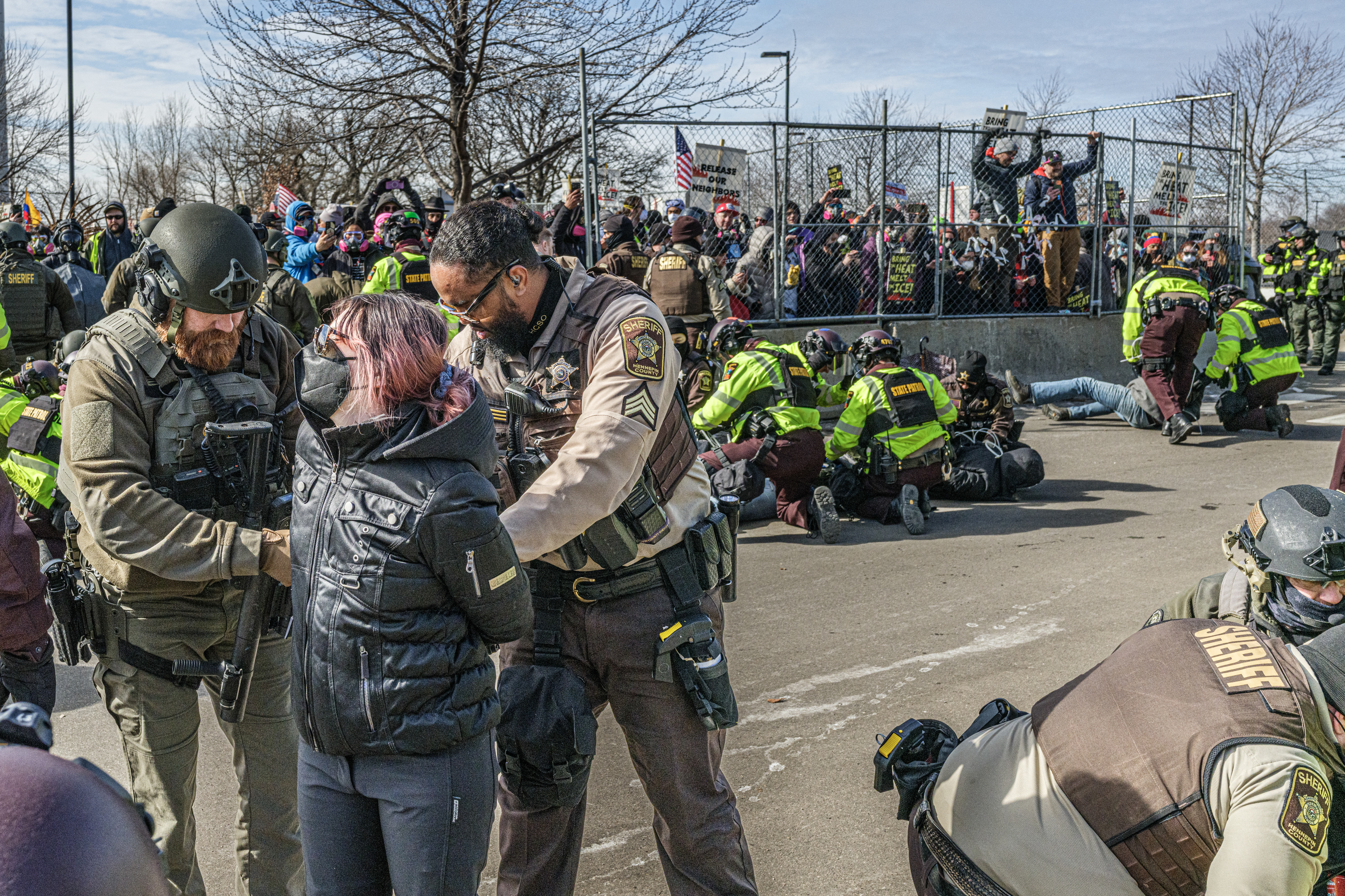 Protestierende in Minneapolis, USA, werden Anfang März 2026 von den Behörden festgenommen © Kerem Yucel / AFP via Getty Images / Getty Images