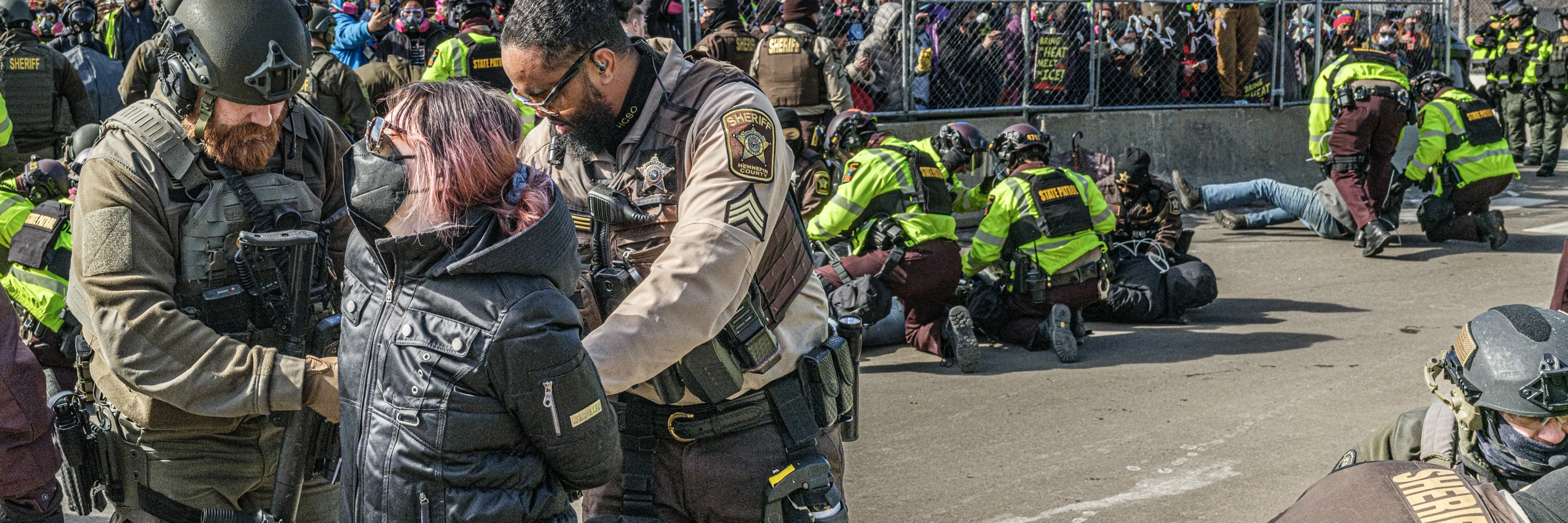 Protestierende in Minneapolis, USA, werden Anfang März 2026 von den Behörden festgenommen © Kerem Yucel / AFP via Getty Images / Getty Images
